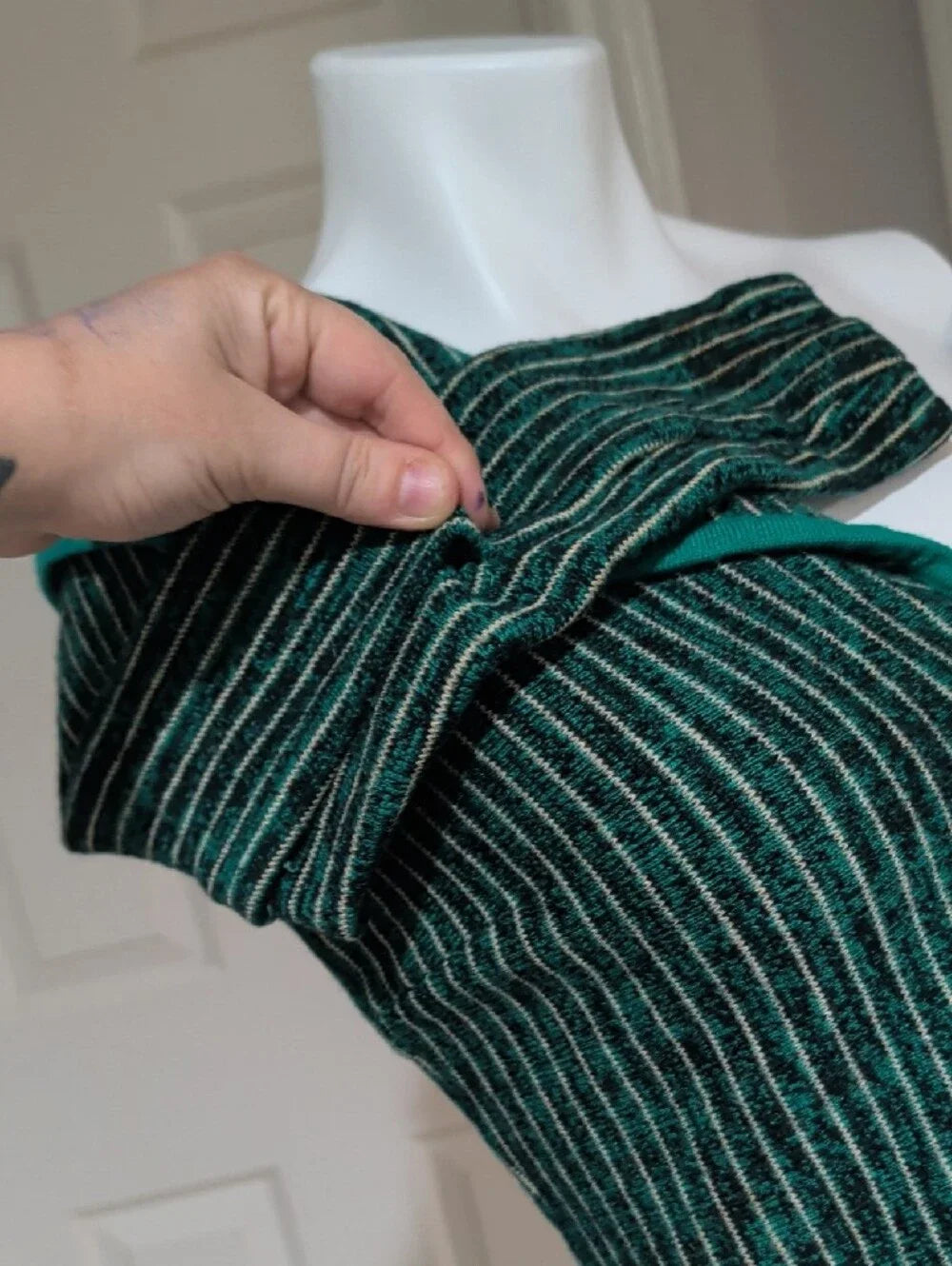VTG 1960s Green Striped Off-the-Shoulder Cropped Sweater W/ Contrast Trim Sz 10