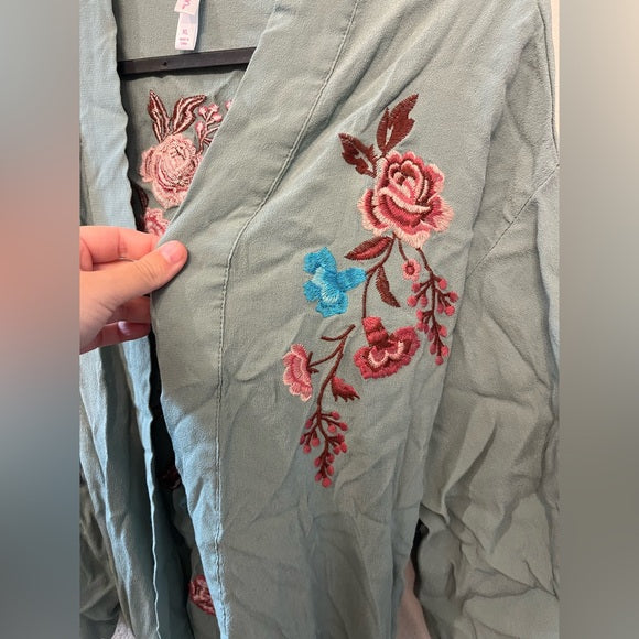 Xhilaration Sage Green Lightweight Embroidered Robe Women's Small