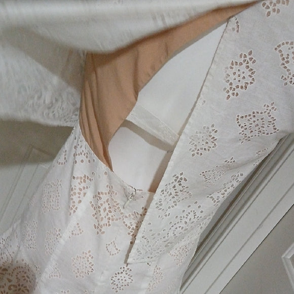 BCBG MAXAZRIA White Lace Sleeveless Backless Dress Size 6