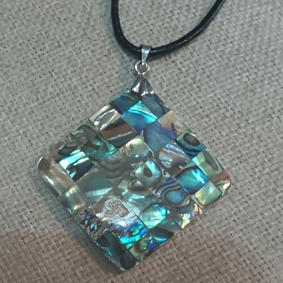 Chic Shell Mosaic Pendant Necklace in Silver and Black