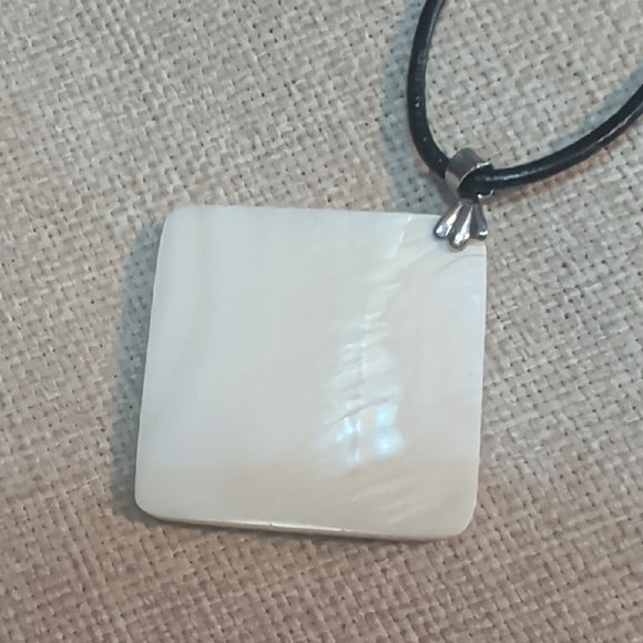 Chic Shell Mosaic Pendant Necklace in Silver and Black