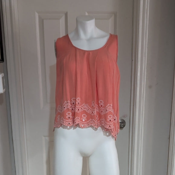 Elegant Coral Cropped Sleeveless Blouse with Lace Detail M