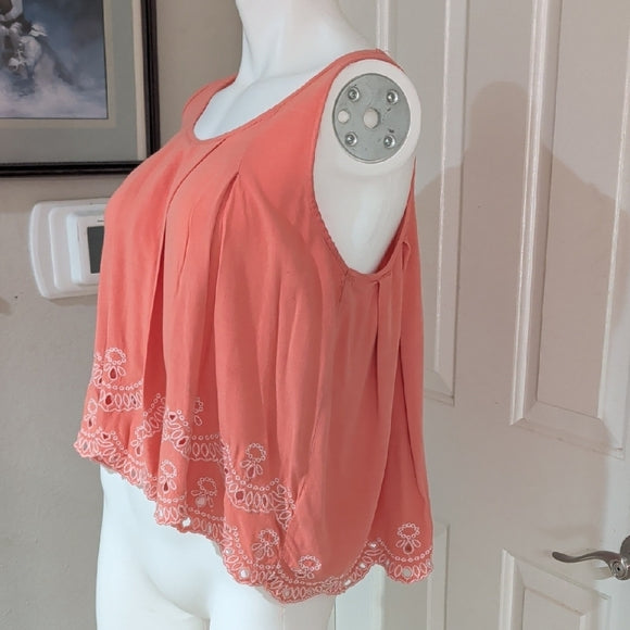 Elegant Coral Cropped Sleeveless Blouse with Lace Detail M