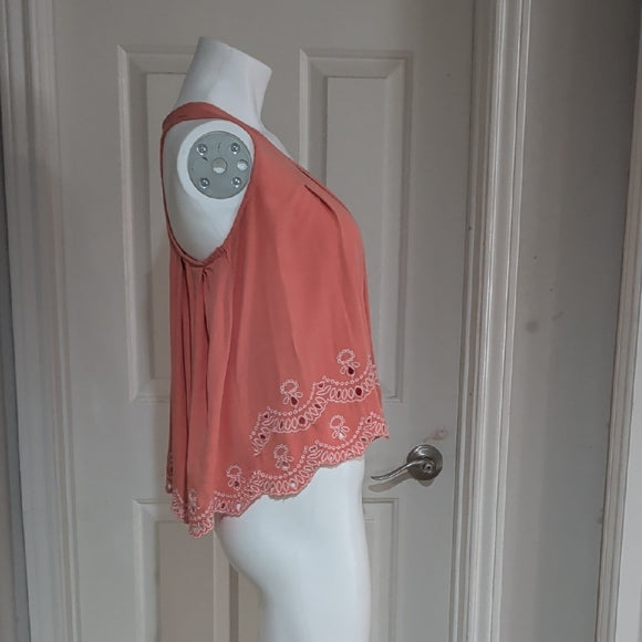 Elegant Coral Cropped Sleeveless Blouse with Lace Detail M