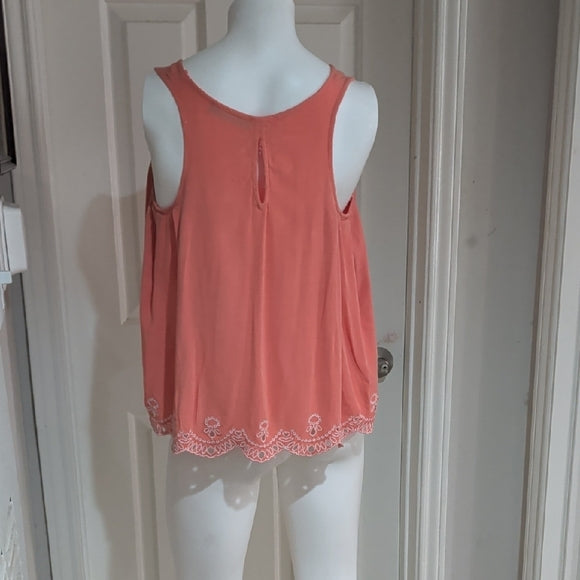 Elegant Coral Cropped Sleeveless Blouse with Lace Detail M