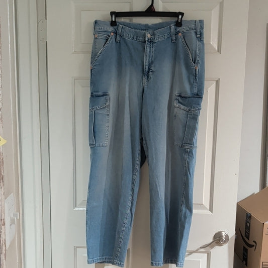 Women's Relaxed Fit Light Blue Cargo Jeans Size 33/16R