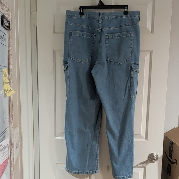 Women's Relaxed Fit Light Blue Cargo Jeans Size 33/16R