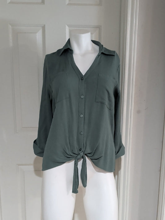 Fortune+Ivy Button-Front Tie Hem Blouse in Sage Green Women's Medium
