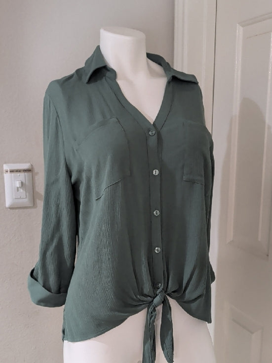 Fortune+Ivy Button-Front Tie Hem Blouse in Sage Green Women's Medium