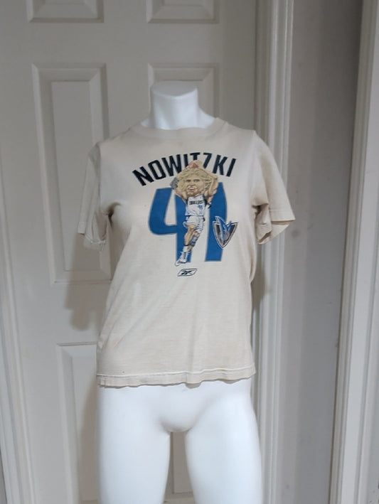 Vintage Reebok Dirk Nowitzki White Tee with Dallas Mavericks Logo WomenXS/Kids M