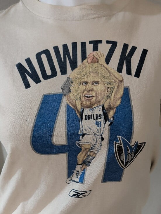 Vintage Reebok Dirk Nowitzki White Tee with Dallas Mavericks Logo WomenXS/Kids M