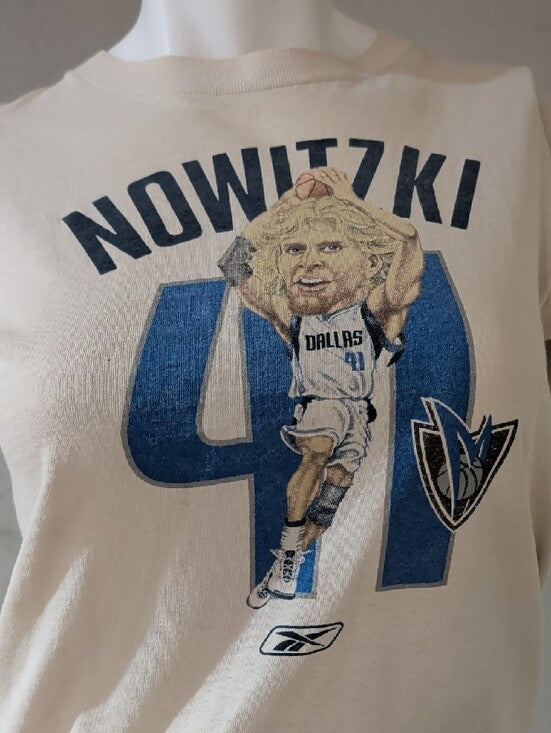 Vintage Reebok Dirk Nowitzki White Tee with Dallas Mavericks Logo WomenXS/Kids M