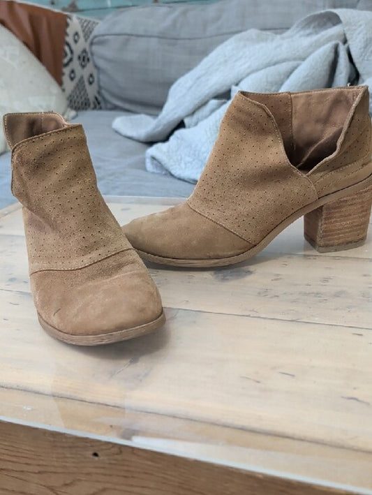 Rebels Women’s Suede Tan Ankle Booties 8