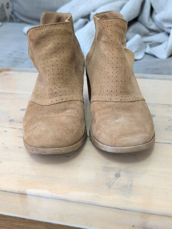 Rebels Women’s Suede Tan Ankle Booties 8