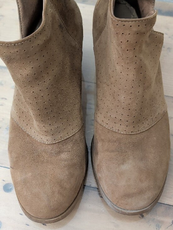 Rebels Women’s Suede Tan Ankle Booties 8