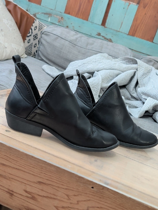 Universal Thread Black Faux Leather Slip-On Mules 7.5