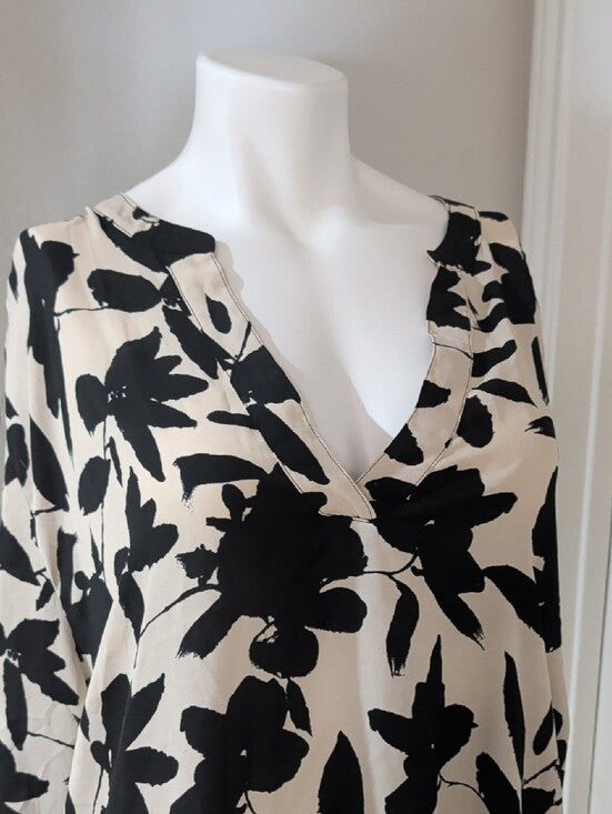 Ava & Viv Black Floral Print Long Sleeve V-Neck Blouse on Cream Women's 4X