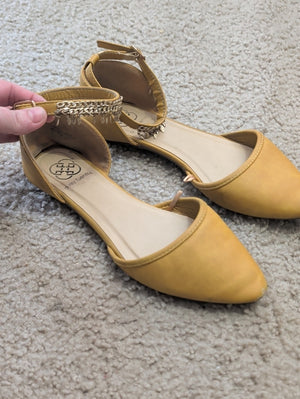Daisy Fuentes Yellow Pointed D'Orsay Flats with Chain Ankle Strap Women's 8.5