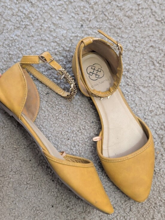 Daisy Fuentes Yellow Pointed D'Orsay Flats with Chain Ankle Strap Women's 8.5