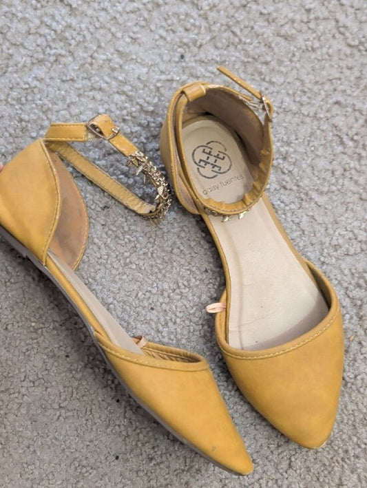 Daisy Fuentes Yellow Pointed D'Orsay Flats with Chain Ankle Strap Women's 8.5