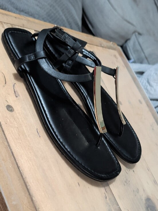 Time and Tru Black T-Strap Sandals with Gold Bar Women's 9
