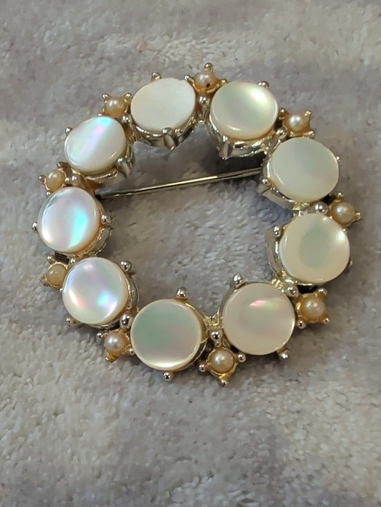 Classic Mother-of-Pearl and Pearl Circle Brooch - White/Gold Tone Vintage 1.5"