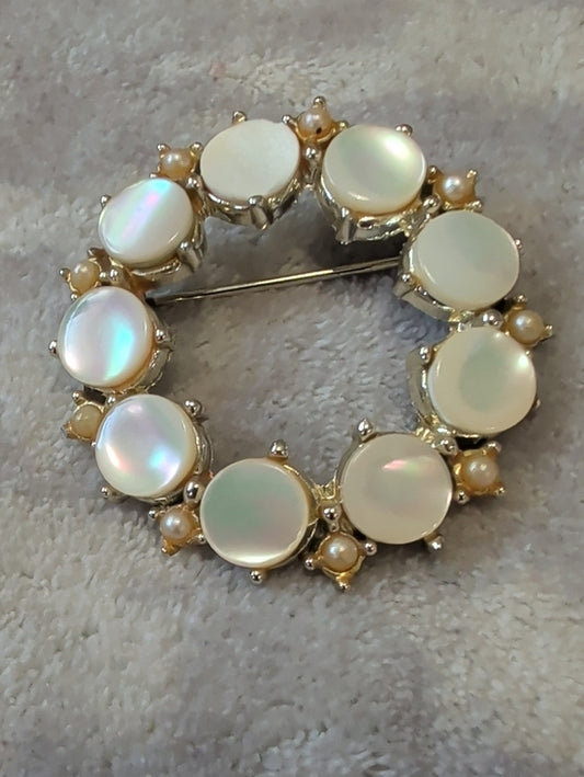 Classic Mother-of-Pearl and Pearl Circle Brooch - White/Gold Tone Vintage 1.5"