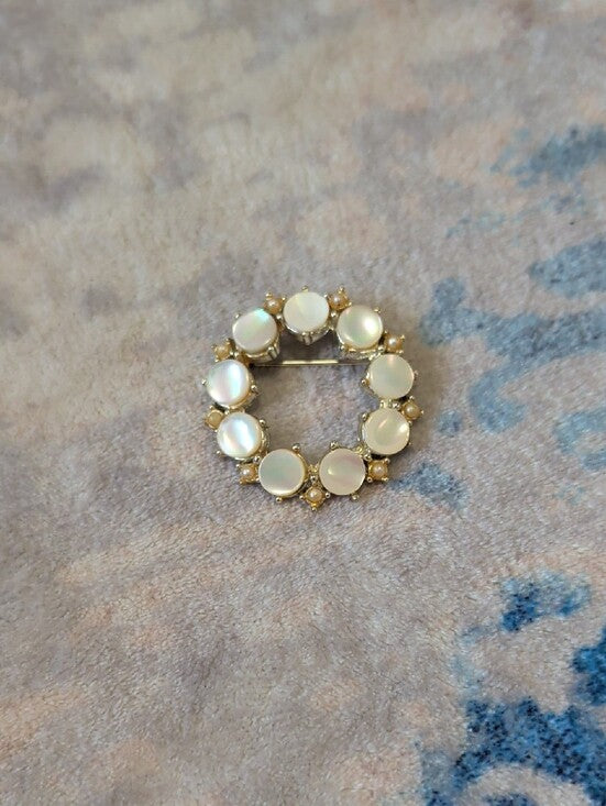 Classic Mother-of-Pearl and Pearl Circle Brooch - White/Gold Tone Vintage 1.5"
