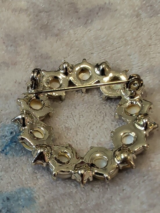 Classic Mother-of-Pearl and Pearl Circle Brooch - White/Gold Tone Vintage 1.5"