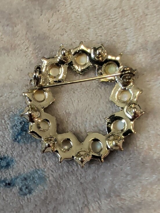 Classic Mother-of-Pearl and Pearl Circle Brooch - White/Gold Tone Vintage 1.5"