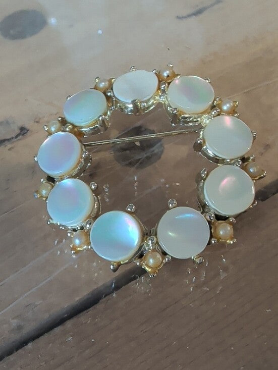 Classic Mother-of-Pearl and Pearl Circle Brooch - White/Gold Tone Vintage 1.5"