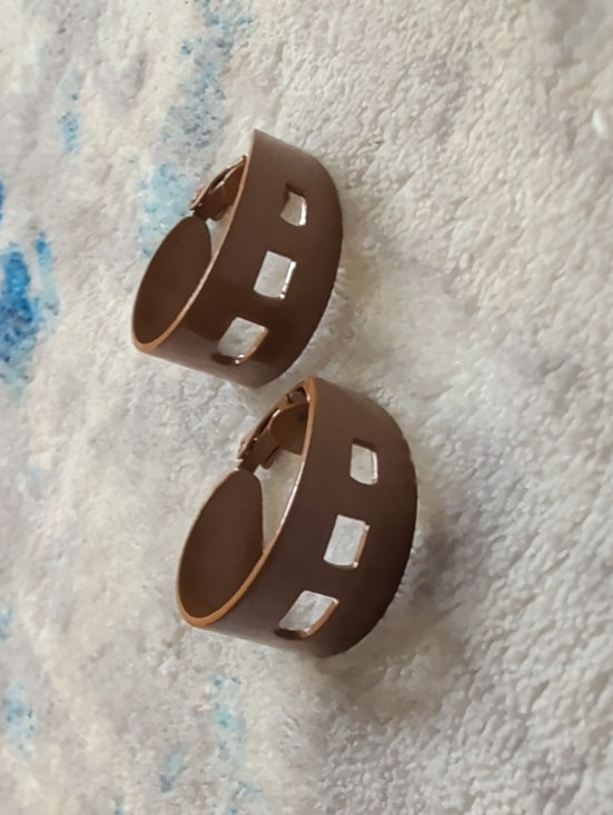 Vintage Brown Cutout Hoop Clip-On Earrings – Retro Women's Jewelry 1"