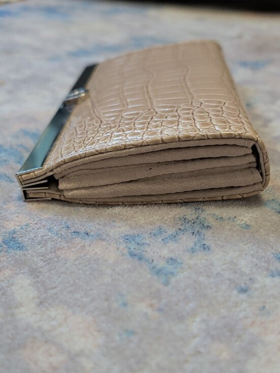 Vintage Elegant Croc-Embossed Beige Wallet with Silver Trim Excellent Condition