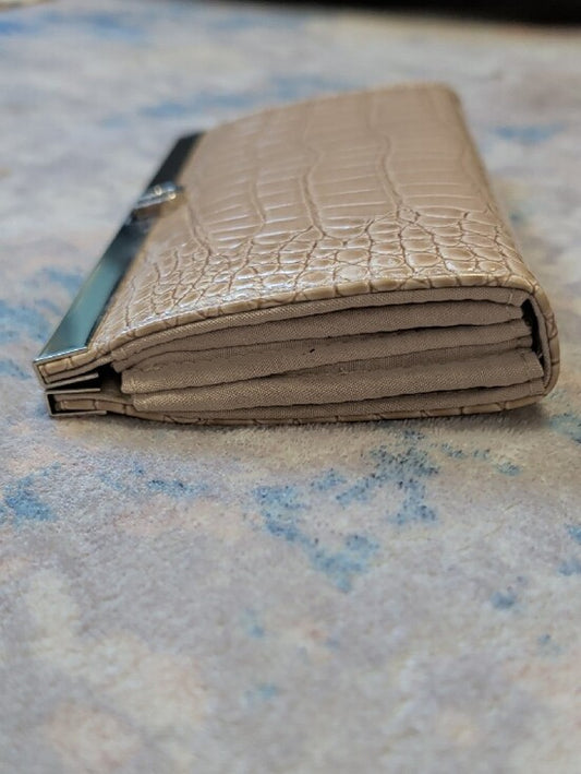 Vintage Elegant Croc-Embossed Beige Wallet with Silver Trim Excellent Condition