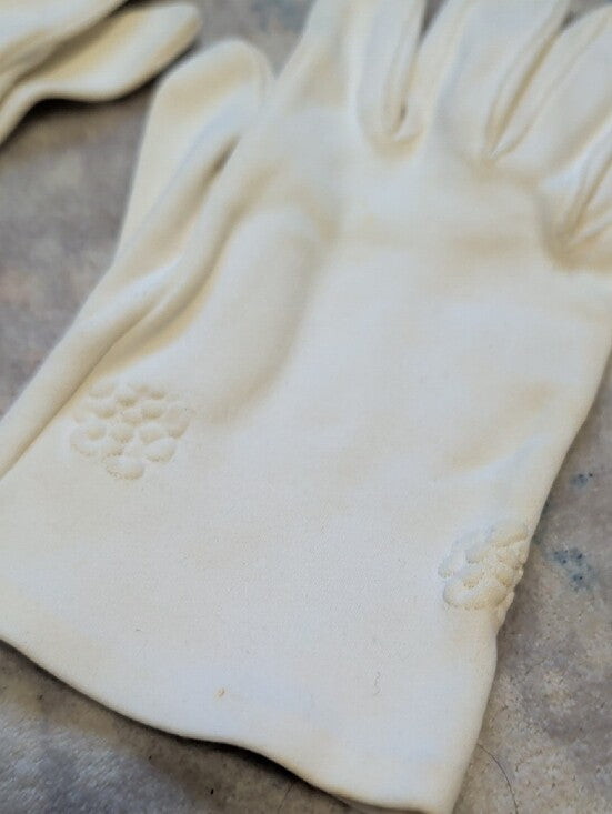 Classic Women's White Gloves - Timeless Elegance Vintage