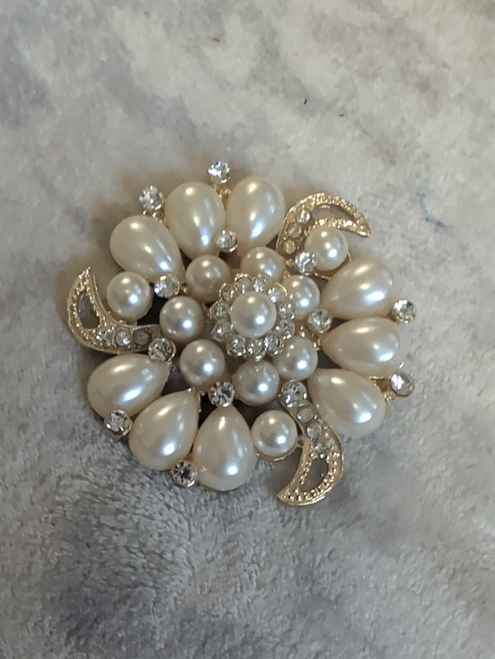 Vintage Pearl and Rhinestone Floral Brooch - Cream Pearls with Gold Accents 2"