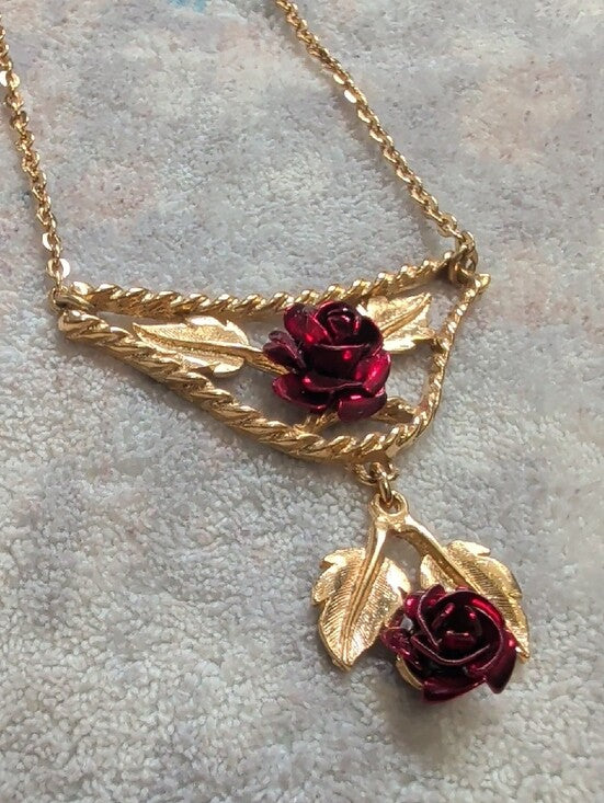VTG High Quality Gold Tone Necklace with Red Rose Accents - 10" Costume Jewelry