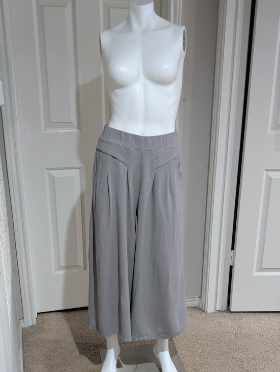 Flowy Wide-Leg Cropped Pants in Light Gray Women's M/L Unbranded