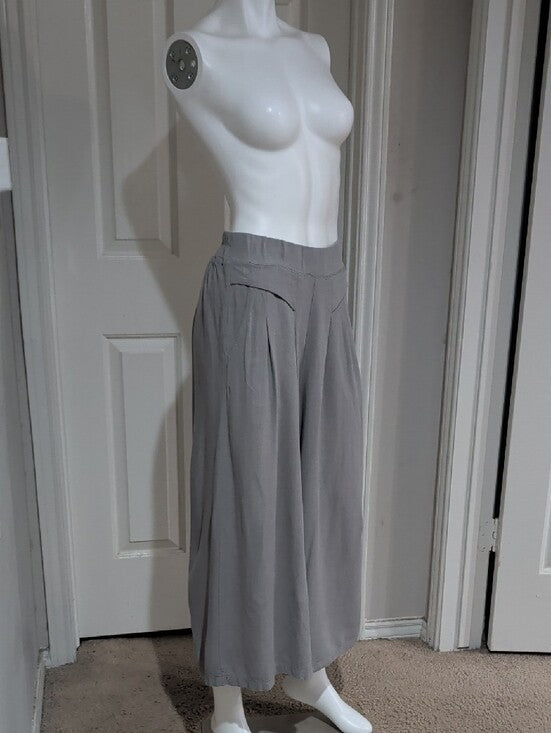 Flowy Wide-Leg Cropped Pants in Light Gray Women's M/L Unbranded