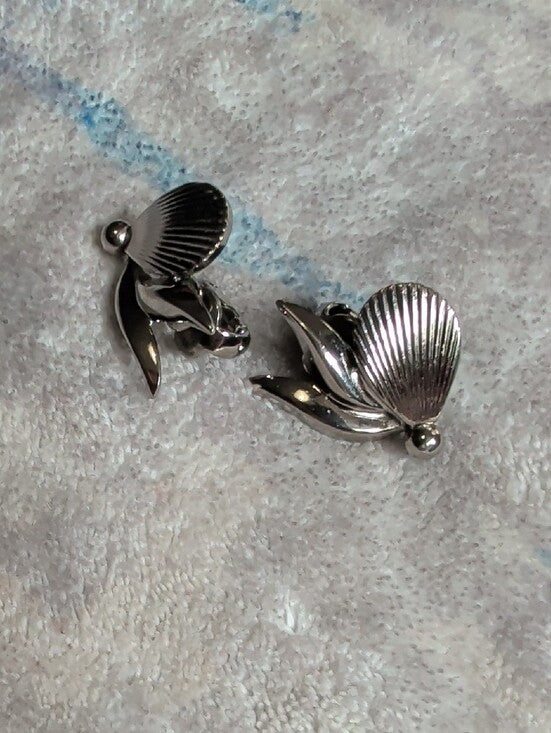 VTG ALICE Silver Tone Floral Petal Clip-On Earrings- Costume Jewelry MCM Retro