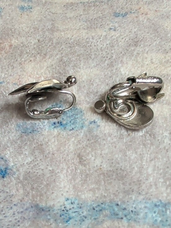 VTG ALICE Silver Tone Floral Petal Clip-On Earrings- Costume Jewelry MCM Retro