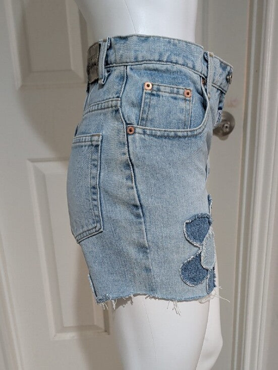 Express Bleus Light Wash Denim Shorts w/ Floral Appliqués Women's 3/4 Retro y2k 90s VTG