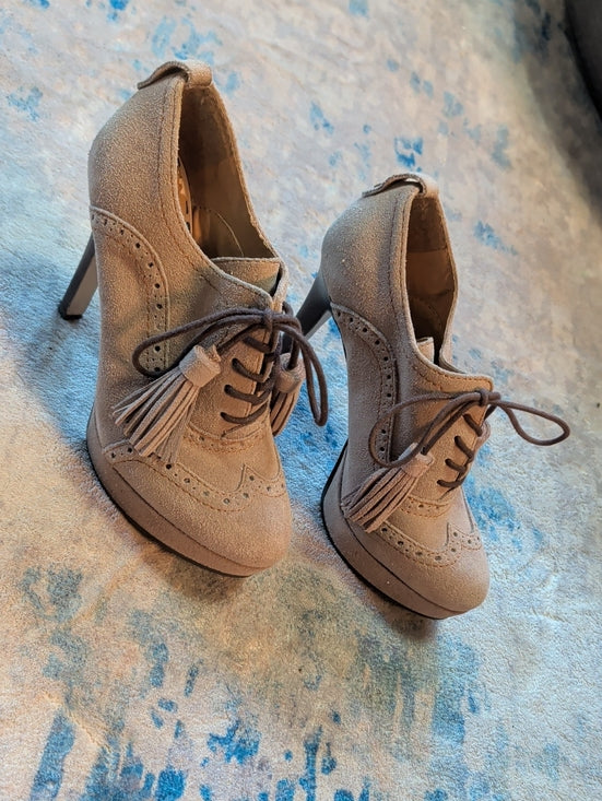 Tommy Hilfiger Women’s Taupe Suede Lace-Up Tassel Heels 6M