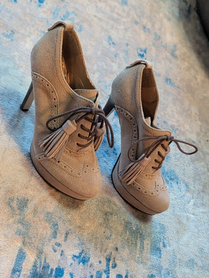 Tommy Hilfiger Women’s Taupe Suede Lace-Up Tassel Heels 6M