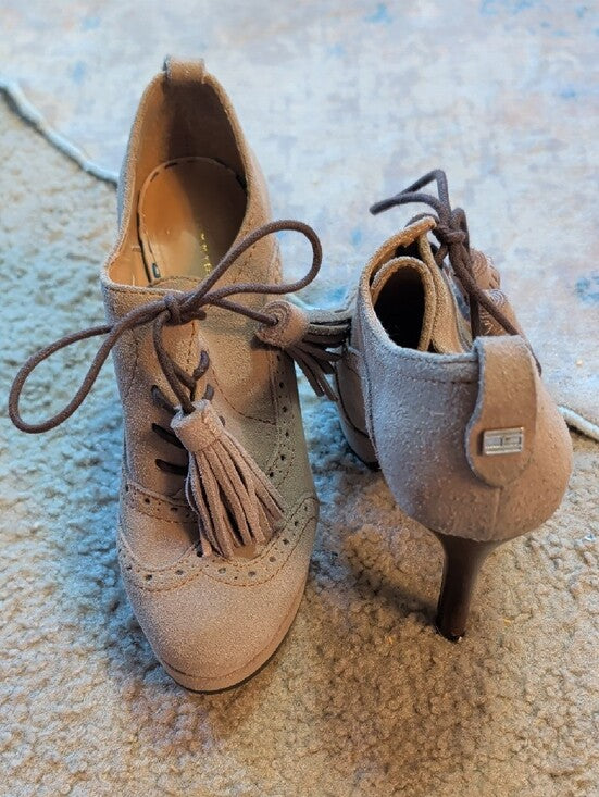 Tommy Hilfiger Women’s Taupe Suede Lace-Up Tassel Heels 6M