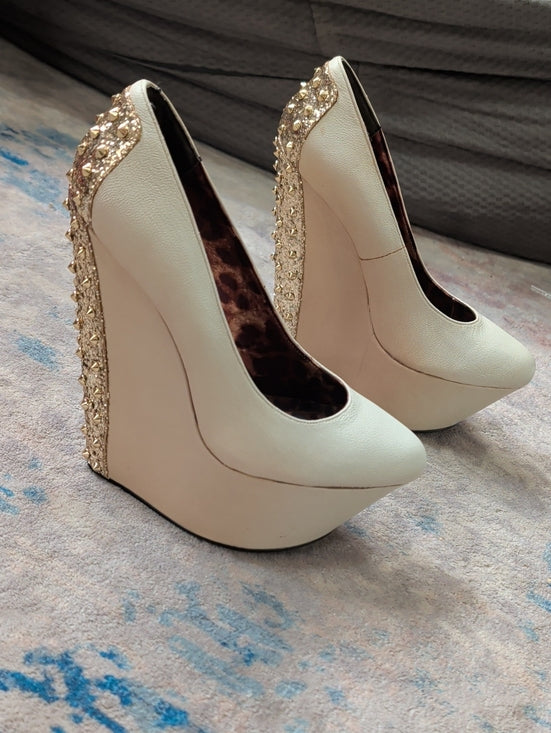 Betsey Johnson Ivory Platform Wedge Pumps w Gold Crystal Heel Accent Women's 6.5