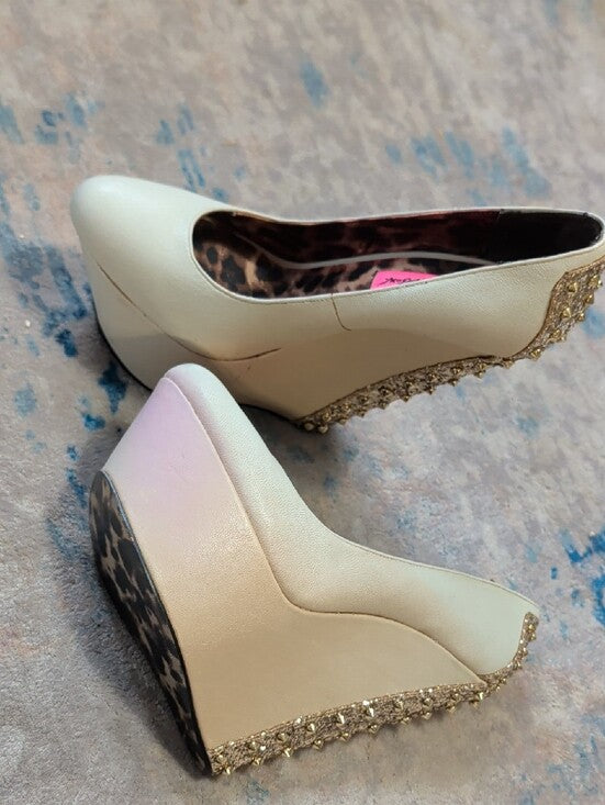 Betsey Johnson Ivory Platform Wedge Pumps w Gold Crystal Heel Accent Women's 6.5
