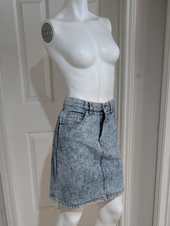 1986 Guess By Georges Merciano Acid-Wash Light Blue Denim Mini Skirt Vintage Women's 29