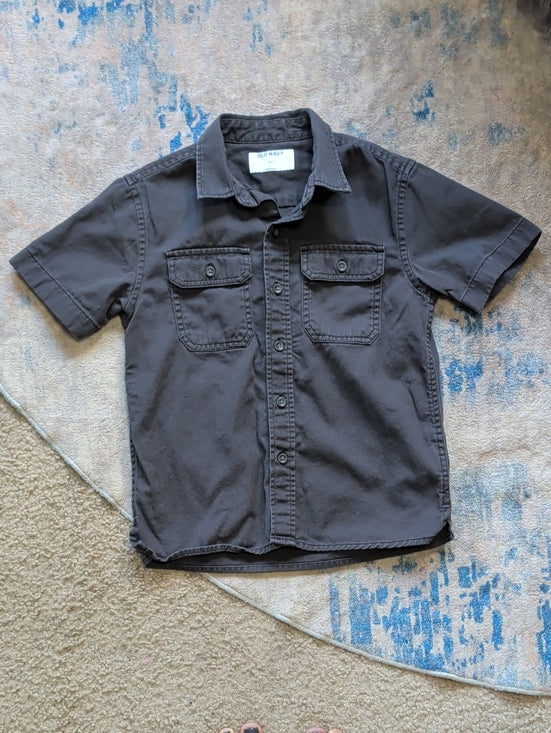 Old Navy Kids Short-Sleeve Button-Down Shirt in Charcoal Gray Boys Small (6-7)