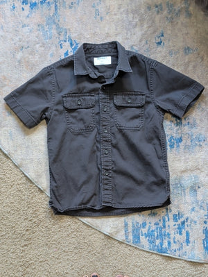 Old Navy Kids Short-Sleeve Button-Down Shirt in Charcoal Gray Boys Small (6-7)